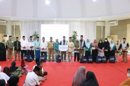 Yayasan Baitul Maal (YBM) PLN berbagi 400 bingkisan di Banten
