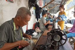 Jasa permak pakaian di Tulungagung kewalahan layani order