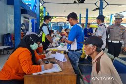 Sopir bus di Situbondo ikuti tes urine demi keamanan pemudik