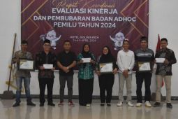 KPU Rejang Lebong berikan penghargaan penyelenggara pemilu terbaik