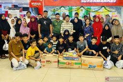 PPP Nagan Raya santuni puluhan yatim belanja baju Lebaran di Mall Meulaboh