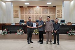Sekda Tomohon serahkan LKPJ Wali kota 2023 ke DPRD