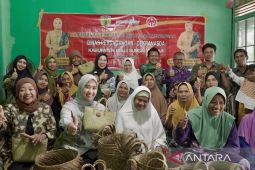 Dekranasda HST bina IKM anyaman purun di Desa Walatung