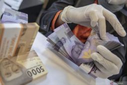 Jumat ini rupiah turun jadi Rp16.297 per dolar AS