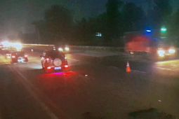 Petugas terapkan rekayasa lalu lintas "contraflow" di Tol Jakarta-Cikampek