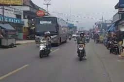 Polres Garut mulai berlakukan satu arah urai kepadatan di jalur mudik Limbangan