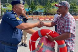 KSOPP Danau Toba bagikan perlengkapan keselamatan pelayaran untuk kru kapal