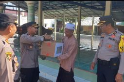 Polres Serdang Bedagai serahkan bingkisan Lebaran dari Kapolda Sumut kepada pondok pesantren