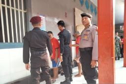 Petugas geledah hunian warga binaan Rutan Situbondo