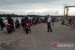 Arus Mudik - Pemudik kendaraan roda dua mulai padati pelabuhan penyeberangan Tanjung Ru