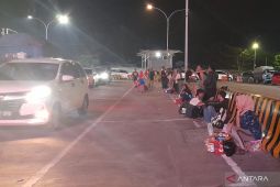 Pedagang kopi keliling di Pelabuhan Merak raup untung selama arus mudik
