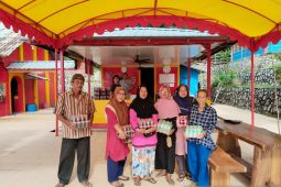 Kelenteng Sijuk berbagi bingkisan Idul Fitri 1445 Hijriah kepada masyarakat