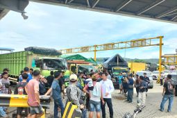 Sopir truk angkutan logistik di pelabuhan Bakauheni protes mobil tak kunjung masuk kapal