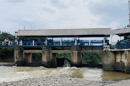 Satpel Bendung Katulampa Kota Bogor perbaiki sementara pintu bendung yang jebol