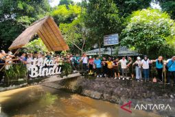 Peradi SAI Denpasar tuang eco enzyme dan tanam pohon untuk rawat lingkungan