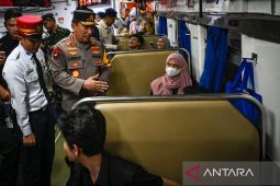 Kapolri pastikan pemudik terlayani dengan baik saat tinjau Stasiun Pasar Senen