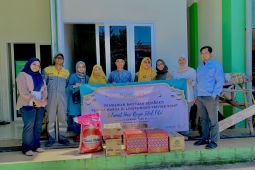 RDMP JO bagi paket bahan makanan untuk warga sekitar proyek