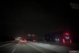 Gelapnya tol Trans Jawa ruas Brebes-Semarang buat pemudik waspada berkendara
