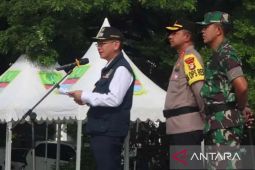 Bupati Bekasi titip pesan jaga keamanan lingkungan kepada pemudik
