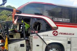 Pengguna jalan tol diimbau tetap berada di jalur saat lawan arah