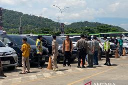 Pemudik di Pelabuhan Merak protes mobil tak kunjung masuk kapal
