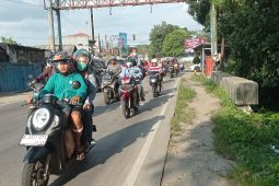 Pemudik sepeda motor lintasi jalan di Lebak tertib berlalu lintas