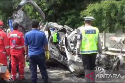 Ada 13 kantong mayat yang dibawa petugas dari lokasi kecelakaan KM 58