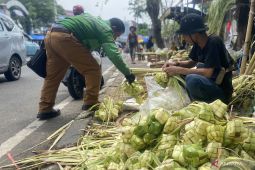 Berharap rupiah bisa berlipat dari kulit ketupat