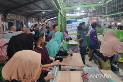 Warga Bengkulu antusias beli adonan kue bawang jelang Idul Fitri