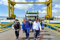 ARUS MUDIK - Polres Tanah Bumbu periksa kesehatan awak kapal angkutan mudik