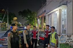 Polisi patroli kawasan pemukiman di Sidoarjo saat Lebaran