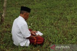 Hari raya pertama, kuburan massal Siron dipadati peziarah