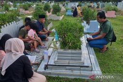 Warga Mukomuko ramai ziarah kubur hari pertama Lebaran
