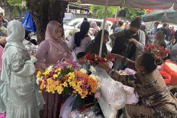 Pedagang sampai petugas Makam Wanasari Denpasar panen berkah Lebaran