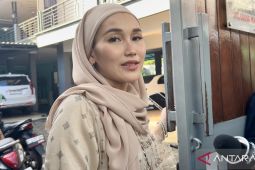 Artis Ayu Ting Ting laksanakan shalat Id dengan khidmat