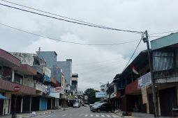 Pusat pertokoan di pasar Tanjung Pandan masih tutup pada hari kedua Lebaran 2024