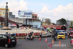 Polisi pasang pagar pembatas di tengah jalan Bandung-Cianjur antisipasi macet