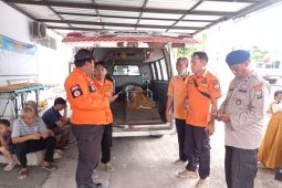 Tiga wisatawan asal Gresik terseret ombak Pantai Paseban Jember