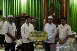 Bupati HST beri bonus 278 petugas kebersihan atas raihan Adipura ke-8