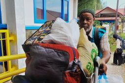 Antrean panjang, porter di pelabuhan Ulee Lheu jual jasa antrean tiket