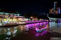 Menikmati "gemerlap malam" di sepanjang Sungai Kalimas