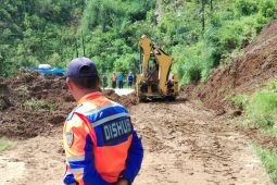 Alat berat disiagakan di jalur rawan longsor di wilayah Garut