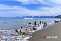 Puluhan ribu wisatawan babjiri objek wisata pantai selatan