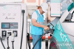 Pemudik Asal Jakarta ke Bangka Berikan Testimoni Positif Pengalamannya Menggunakan EV Saat Chargingdi SPKLU PLN Babel