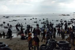 Obyek wisata Pantai Carita ramai dipadati wisatawan