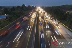 Arus lalu lintas jalan Tol Jakarta-Cikampek tersendat jelang rest area Minggu sore