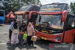 Keterlambatan kedatangan bus di Terminal Cicaheum