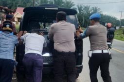 Personel pos pengamanan bantu pengendara mogok di lintas Parapat