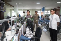 Wali Kota Madiun cek layanan Dispedukcapil saat libur Lebaran 2024