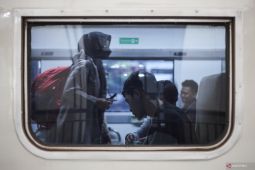 Penumpang kereta commuter line di Surabaya